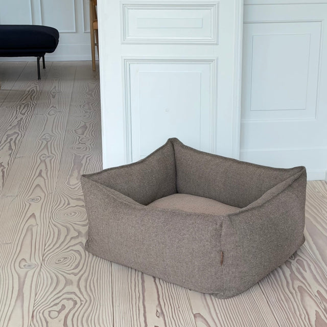 CARL HUNDKORGEN / BRUN TWEED