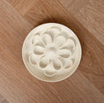 Ladda bild i gallerivisaren, Slickmatta / blomma / beige