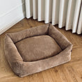 Ladda bild i gallerivisaren, Björk hundbädd - Ljus brun i bred sammet