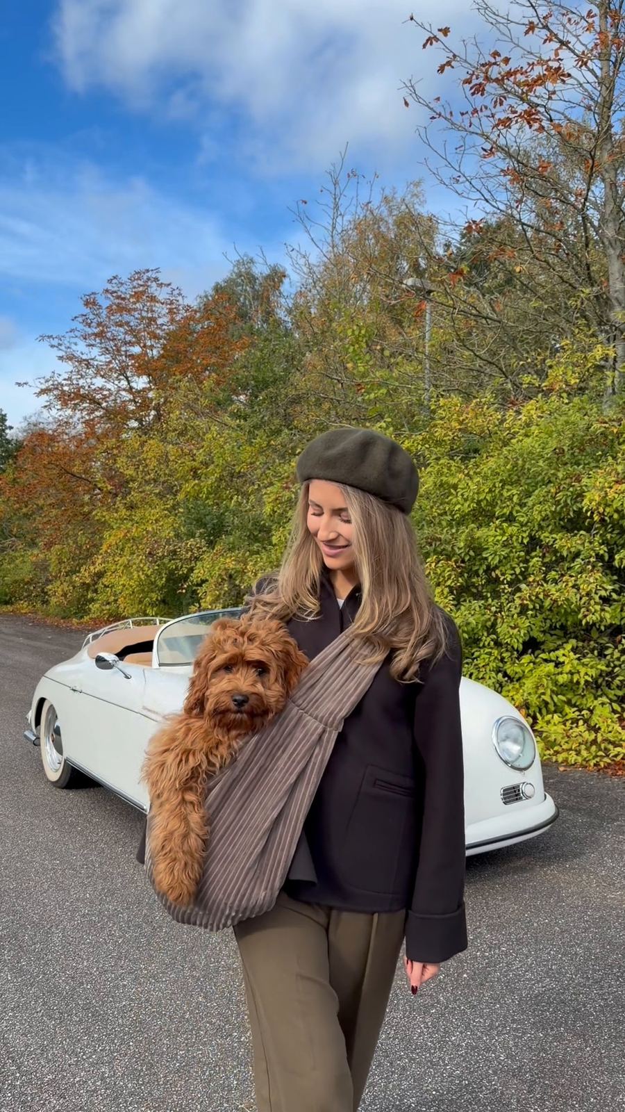 Laura med hunden i Julius-slyngan vid bilen