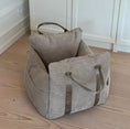Ladda bild i gallerivisaren, NYHED - Lille Björk bilsäte för hundar - beige / Bred sammet 52 x 52 x 36 cm
