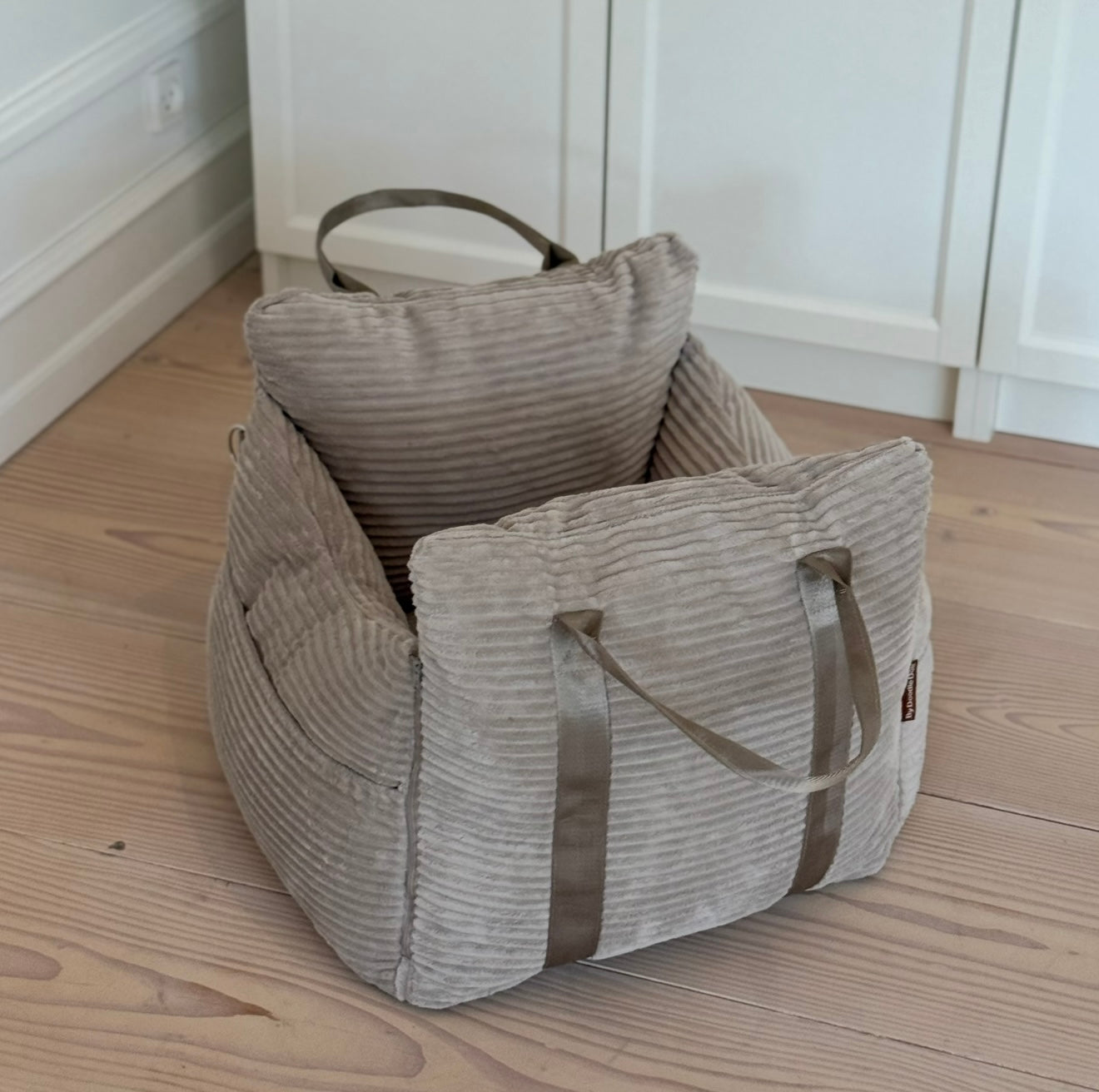 NYHED - Lille Björk bilsäte för hundar - beige / Bred sammet 52 x 52 x 36 cm