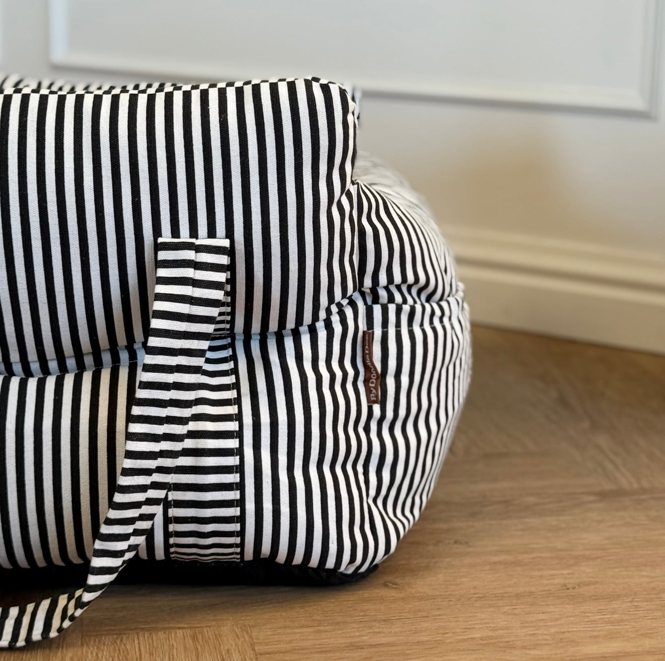 Hjalmar bilsäte svart/krämrandigt / förbeställning vecka 47