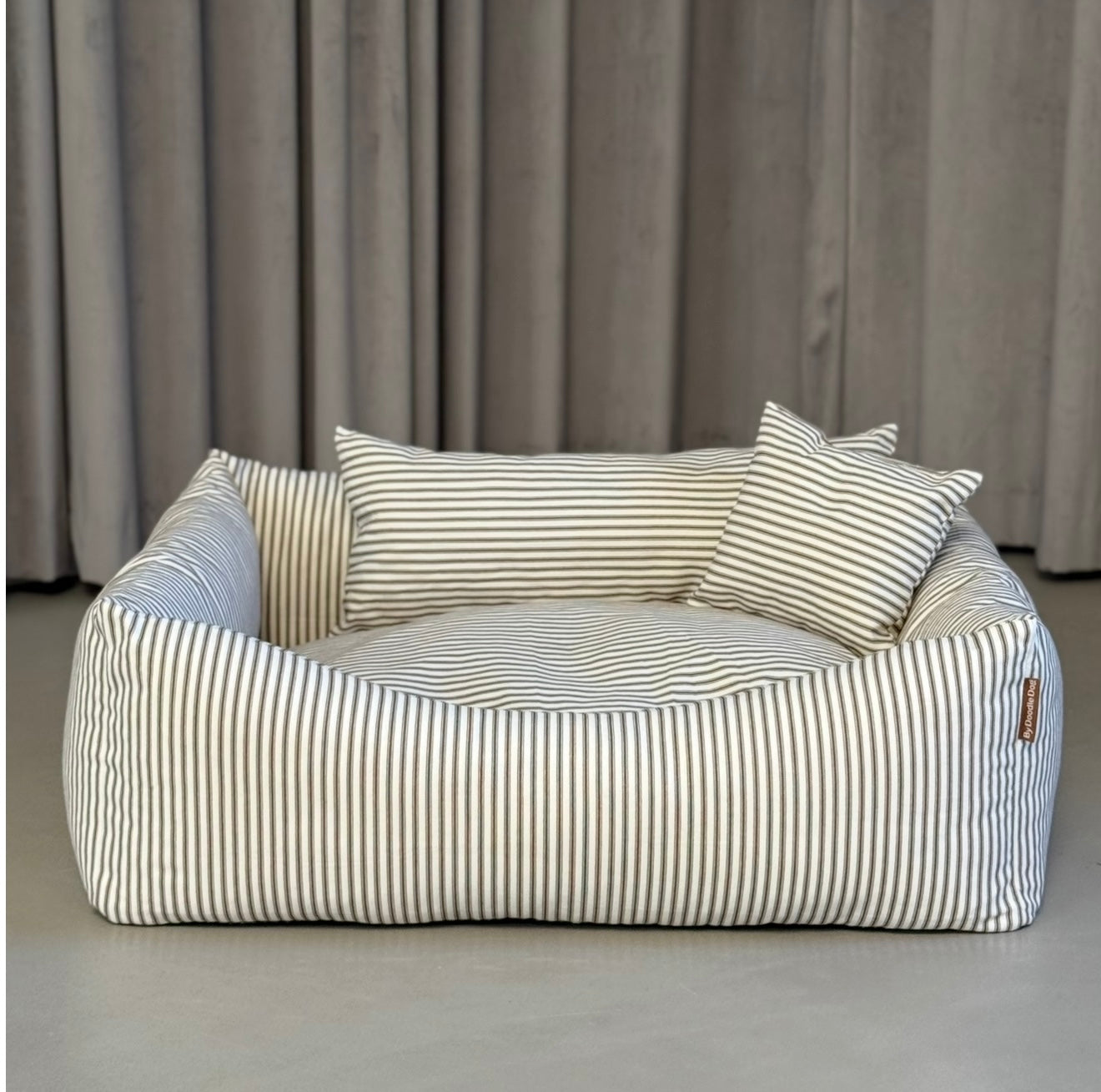 EIGIL HUNDKORG MED MYSIGA KUDDAR