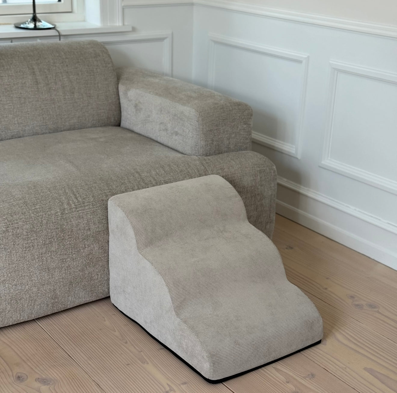 Trappe m. aftageligt beträk / beige