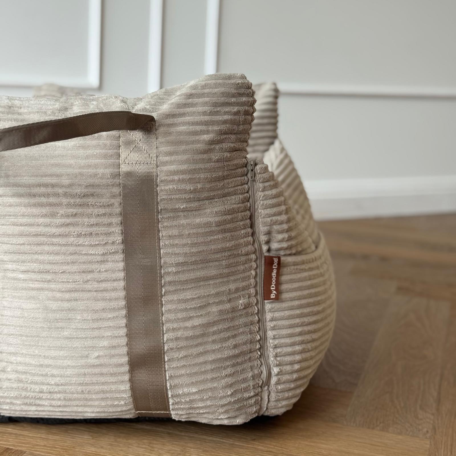 NYHED - Lille Björk bilsäte för hundar - beige / Bred sammet 52 x 52 x 36 cm /  FÖRBESTÄLL vecka 36