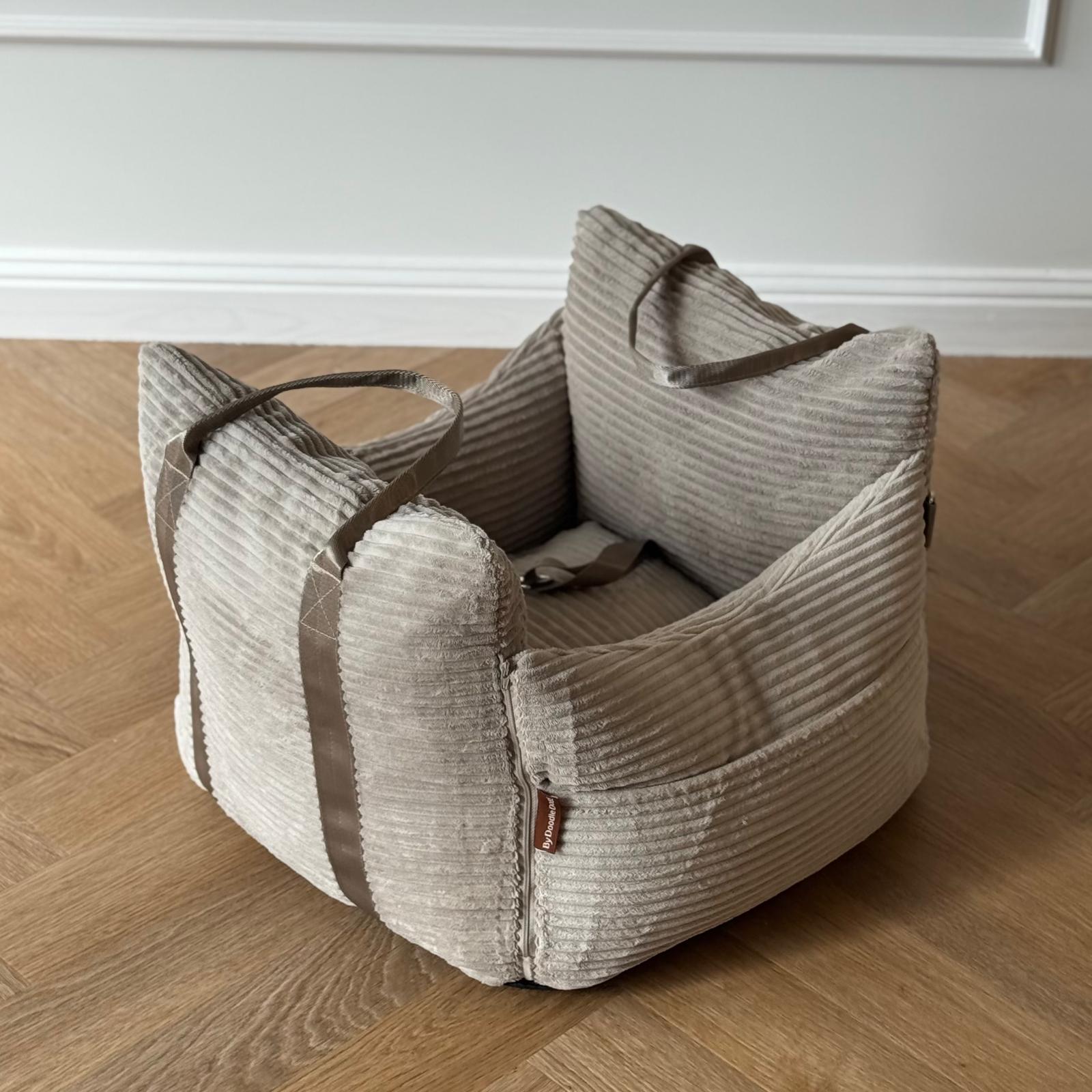 NYHED - Lille Björk bilsäte för hundar - beige / Bred sammet 52 x 52 x 36 cm /  FÖRBESTÄLL vecka 36