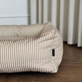 Ladda bild i gallerivisaren, Anna hundbädd - Mörk sand/crème stribet
