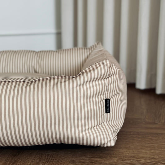 Anna hundbädd - Mörk sand/crème stribet